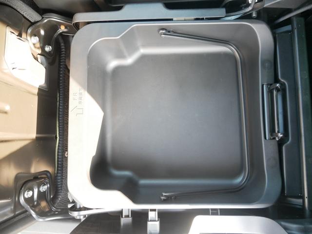 助手席収納スペース（椅子の下にあります）