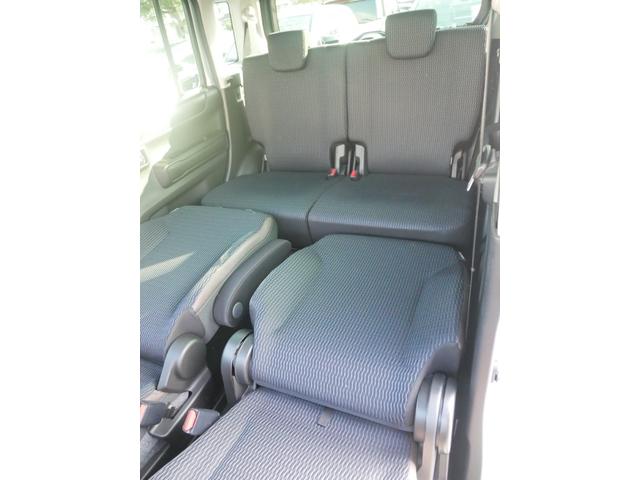 前列を倒す事でロングソファ状態にできます。車中泊の時に使えます。