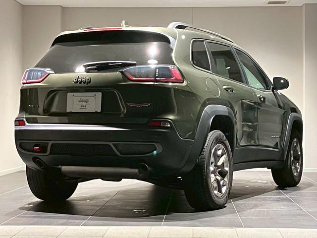 ジープ・チェロキー トレイルホーク　純正ナビ　フルセグＴＶ　パワーシート　ハーフレザー　４ＷＤ　パワーバックドア　ＥＴＣ　バックカメラ　クルーズコントロール　ルーフレール　ＬＥＤヘッドライト　純正１８インチＡＷ　ステアリングスイッチ　衝（5枚目）