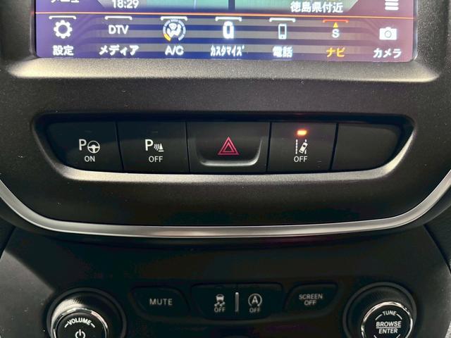 ジープ・チェロキー トレイルホーク　純正ナビ　フルセグＴＶ　パワーシート　ハーフレザー　４ＷＤ　パワーバックドア　ＥＴＣ　バックカメラ　クルーズコントロール　ルーフレール　ＬＥＤヘッドライト　純正１８インチＡＷ　ステアリングスイッチ　衝（25枚目）