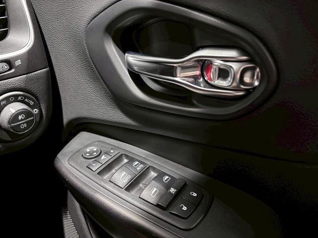 ジープ・チェロキー トレイルホーク　純正ナビ　フルセグＴＶ　パワーシート　ハーフレザー　４ＷＤ　パワーバックドア　ＥＴＣ　バックカメラ　クルーズコントロール　ルーフレール　ＬＥＤヘッドライト　純正１８インチＡＷ　ステアリングスイッチ　衝（29枚目）