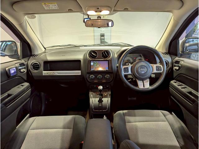 ジープ・コンパス アルティテュード　スポーツ　バックカメラ／サイドカメラ／クルーズコントロール／純正１７インチブラックアルミホイール／禁煙車／社外７インチナビ／ルーフレール／革巻きステアリング／ＥＴＣ／Ｂｌｕｅｔｏｏｔｈ（2枚目）