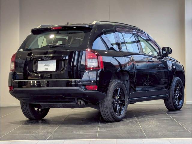 ジープ・コンパス アルティテュード　スポーツ　バックカメラ／サイドカメラ／クルーズコントロール／純正１７インチブラックアルミホイール／禁煙車／社外７インチナビ／ルーフレール／革巻きステアリング／ＥＴＣ／Ｂｌｕｅｔｏｏｔｈ（3枚目）