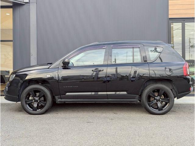 ジープ・コンパス アルティテュード　スポーツ　バックカメラ／サイドカメラ／クルーズコントロール／純正１７インチブラックアルミホイール／禁煙車／社外７インチナビ／ルーフレール／革巻きステアリング／ＥＴＣ／Ｂｌｕｅｔｏｏｔｈ（5枚目）