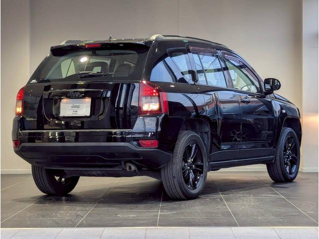 ジープ・コンパス アルティテュード　スポーツ　バックカメラ／サイドカメラ／クルーズコントロール／純正１７インチブラックアルミホイール／禁煙車／社外７インチナビ／ルーフレール／革巻きステアリング／ＥＴＣ／Ｂｌｕｅｔｏｏｔｈ（7枚目）