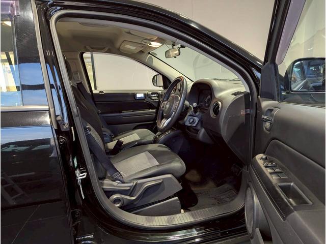 ジープ・コンパス アルティテュード　スポーツ　バックカメラ／サイドカメラ／クルーズコントロール／純正１７インチブラックアルミホイール／禁煙車／社外７インチナビ／ルーフレール／革巻きステアリング／ＥＴＣ／Ｂｌｕｅｔｏｏｔｈ（8枚目）