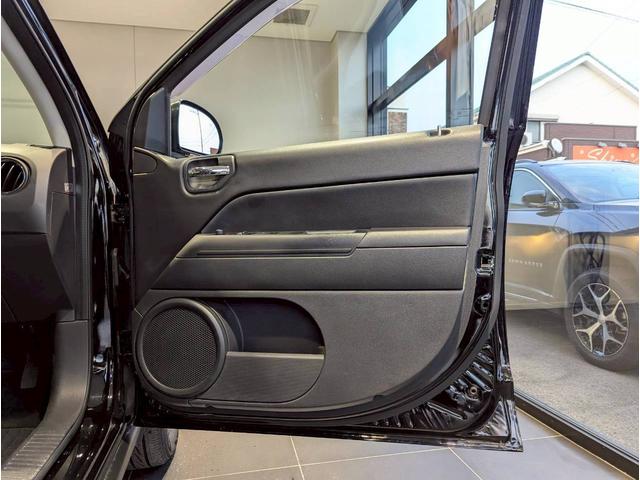 ジープ・コンパス アルティテュード　スポーツ　バックカメラ／サイドカメラ／クルーズコントロール／純正１７インチブラックアルミホイール／禁煙車／社外７インチナビ／ルーフレール／革巻きステアリング／ＥＴＣ／Ｂｌｕｅｔｏｏｔｈ（9枚目）