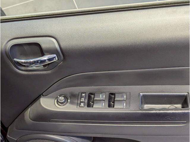 ジープ・コンパス アルティテュード　スポーツ　バックカメラ／サイドカメラ／クルーズコントロール／純正１７インチブラックアルミホイール／禁煙車／社外７インチナビ／ルーフレール／革巻きステアリング／ＥＴＣ／Ｂｌｕｅｔｏｏｔｈ（10枚目）