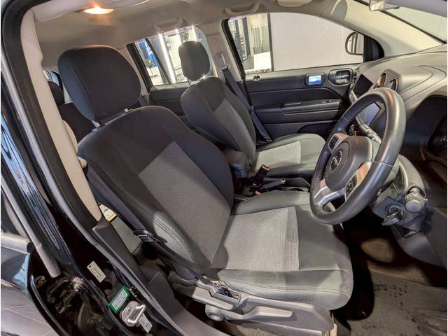 ジープ・コンパス アルティテュード　スポーツ　バックカメラ／サイドカメラ／クルーズコントロール／純正１７インチブラックアルミホイール／禁煙車／社外７インチナビ／ルーフレール／革巻きステアリング／ＥＴＣ／Ｂｌｕｅｔｏｏｔｈ（11枚目）