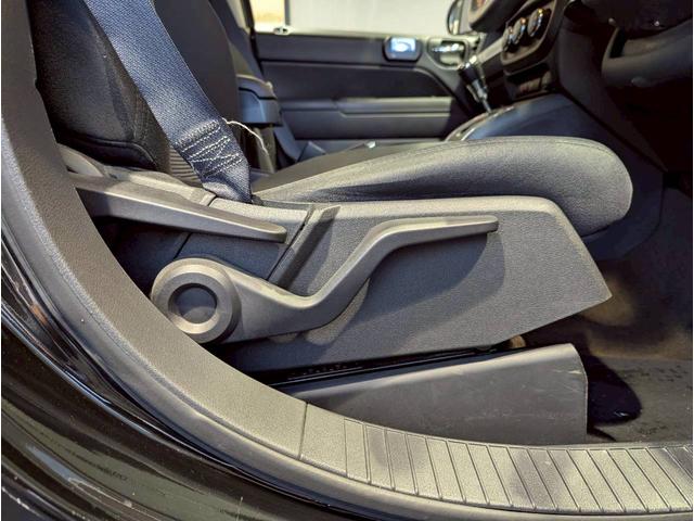 ジープ・コンパス アルティテュード　スポーツ　バックカメラ／サイドカメラ／クルーズコントロール／純正１７インチブラックアルミホイール／禁煙車／社外７インチナビ／ルーフレール／革巻きステアリング／ＥＴＣ／Ｂｌｕｅｔｏｏｔｈ（12枚目）