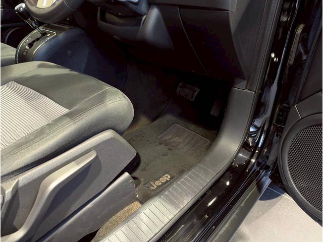 ジープ・コンパス アルティテュード　スポーツ　バックカメラ／サイドカメラ／クルーズコントロール／純正１７インチブラックアルミホイール／禁煙車／社外７インチナビ／ルーフレール／革巻きステアリング／ＥＴＣ／Ｂｌｕｅｔｏｏｔｈ（13枚目）