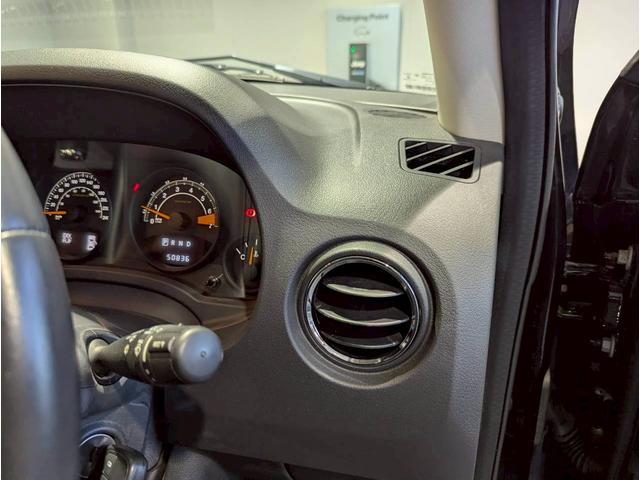 ジープ・コンパス アルティテュード　スポーツ　バックカメラ／サイドカメラ／クルーズコントロール／純正１７インチブラックアルミホイール／禁煙車／社外７インチナビ／ルーフレール／革巻きステアリング／ＥＴＣ／Ｂｌｕｅｔｏｏｔｈ（14枚目）