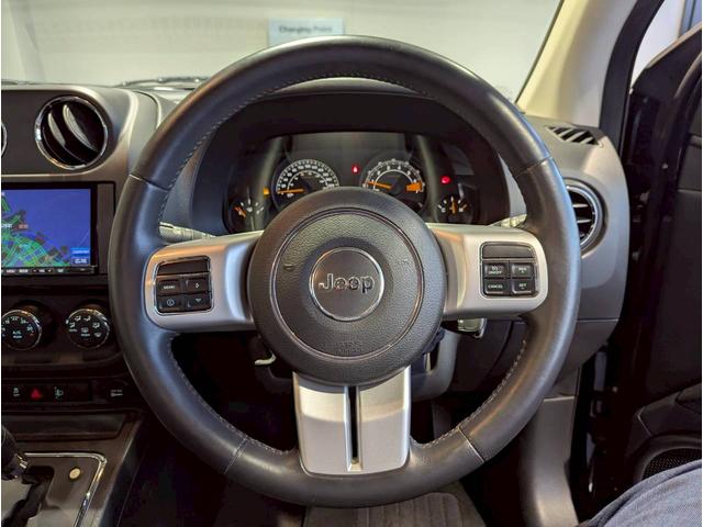 ジープ・コンパス アルティテュード　スポーツ　バックカメラ／サイドカメラ／クルーズコントロール／純正１７インチブラックアルミホイール／禁煙車／社外７インチナビ／ルーフレール／革巻きステアリング／ＥＴＣ／Ｂｌｕｅｔｏｏｔｈ（15枚目）