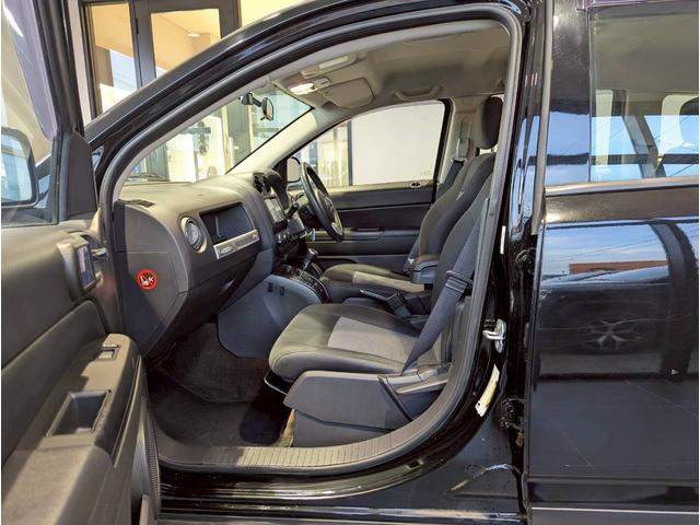 ジープ・コンパス アルティテュード　スポーツ　バックカメラ／サイドカメラ／クルーズコントロール／純正１７インチブラックアルミホイール／禁煙車／社外７インチナビ／ルーフレール／革巻きステアリング／ＥＴＣ／Ｂｌｕｅｔｏｏｔｈ（41枚目）