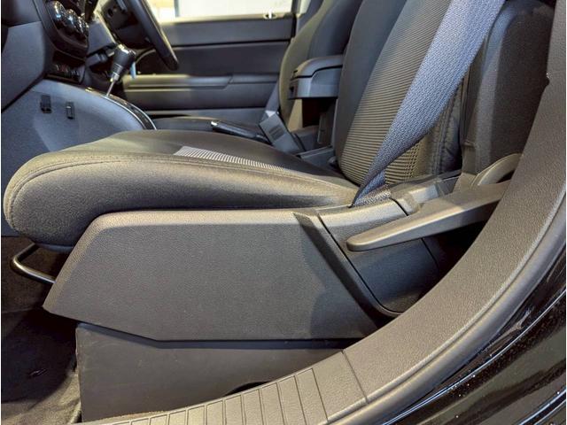 ジープ・コンパス アルティテュード　スポーツ　バックカメラ／サイドカメラ／クルーズコントロール／純正１７インチブラックアルミホイール／禁煙車／社外７インチナビ／ルーフレール／革巻きステアリング／ＥＴＣ／Ｂｌｕｅｔｏｏｔｈ（45枚目）