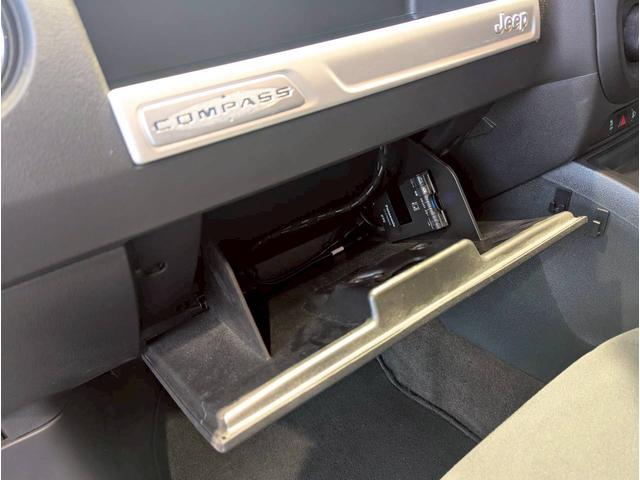 ジープ・コンパス アルティテュード　スポーツ　バックカメラ／サイドカメラ／クルーズコントロール／純正１７インチブラックアルミホイール／禁煙車／社外７インチナビ／ルーフレール／革巻きステアリング／ＥＴＣ／Ｂｌｕｅｔｏｏｔｈ（47枚目）