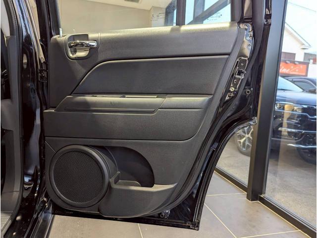 ジープ・コンパス アルティテュード　スポーツ　バックカメラ／サイドカメラ／クルーズコントロール／純正１７インチブラックアルミホイール／禁煙車／社外７インチナビ／ルーフレール／革巻きステアリング／ＥＴＣ／Ｂｌｕｅｔｏｏｔｈ（50枚目）