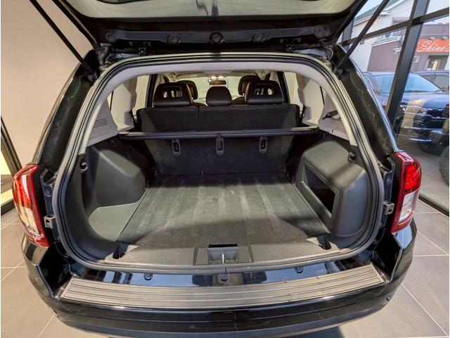 ジープ・コンパス アルティテュード　スポーツ　バックカメラ／サイドカメラ／クルーズコントロール／純正１７インチブラックアルミホイール／禁煙車／社外７インチナビ／ルーフレール／革巻きステアリング／ＥＴＣ／Ｂｌｕｅｔｏｏｔｈ（56枚目）