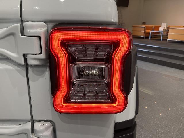 サハラ ワンオーナー 4WD 純正ナビ バックカメラ 黒本革シート シートヒーター ハンドルヒーター ETC2.0 純正ドラレコ前後 アルパインスピーカー アダプティブクルーズコントロール フルセグ LED(33枚目)