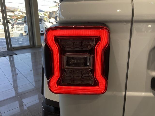 サハラ ワンオーナー 4WD 純正ナビ バックカメラ 黒本革シート シートヒーター ハンドルヒーター ETC2.0 純正ドラレコ前後 アルパインスピーカー アダプティブクルーズコントロール フルセグ LED(34枚目)