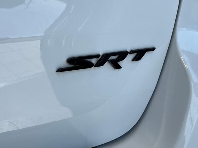 ジープ・グランドチェロキー ＳＲＴ８　大画面アンドロイド１３．１インチナビ　サンルーフ　茶色本革シート　シートヒーター　自動駐車システム　前面衝突警報　レーンキープアシスト　ＥＴＣ　純正２０インチＡＷ　シートメモリ機能　パワーシート（35枚目）