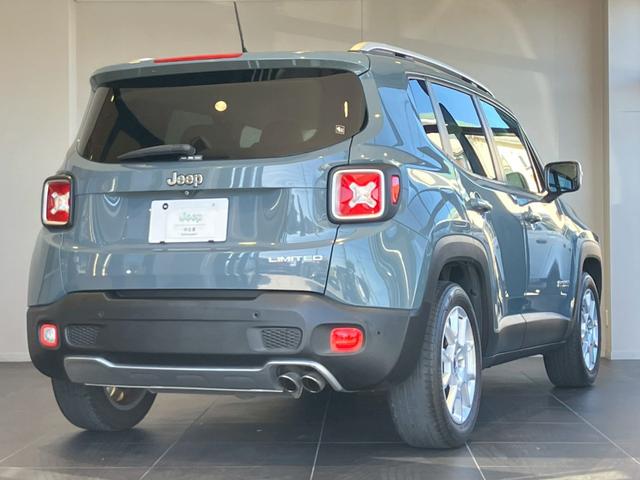 ジープ・レネゲード リミテッド　純正ディスプレイオーディオ／前席パワーシート・シートヒーター／純正１７インチアルミ／レザーシート／Ｂｌｕｅｔｏｏｔｈ／ブラインドスポットモニター／ステアリングヒーター／ＨＩＤヘッドライト（5枚目）