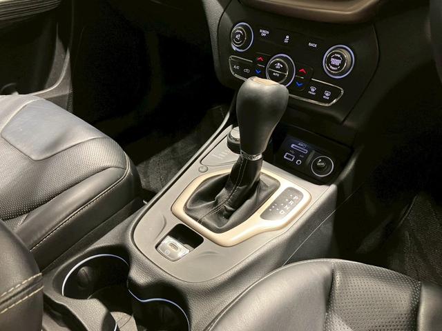 ジープ・チェロキー トレイルホーク　純正ナビフルセグＴＶパワーシートハーフレザーパワーバックドアＥＴパドルシフトクルーズコントロールルーフレールＬＥＤヘッドライトステアリングスイッチ衝突軽減ブレーキブラインドスポットモニターレーンキープ（32枚目）