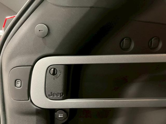 ジープ・チェロキー トレイルホーク　純正ナビフルセグＴＶパワーシートハーフレザーパワーバックドアＥＴパドルシフトクルーズコントロールルーフレールＬＥＤヘッドライトステアリングスイッチ衝突軽減ブレーキブラインドスポットモニターレーンキープ（39枚目）