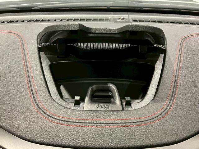 ジープ・チェロキー トレイルホーク　純正ナビフルセグＴＶパワーシートハーフレザーパワーバックドアＥＴパドルシフトクルーズコントロールルーフレールＬＥＤヘッドライトステアリングスイッチ衝突軽減ブレーキブラインドスポットモニターレーンキープ（44枚目）