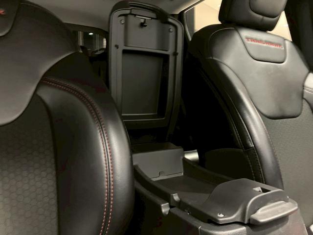 ジープ・チェロキー トレイルホーク　純正ナビフルセグＴＶパワーシートハーフレザーパワーバックドアＥＴパドルシフトクルーズコントロールルーフレールＬＥＤヘッドライトステアリングスイッチ衝突軽減ブレーキブラインドスポットモニターレーンキープ（46枚目）