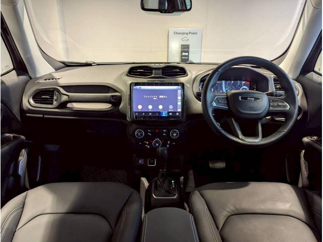 ジープ・レネゲード アルティテュード　ｅ－ハイブリッド　１２．１型純正ナビ／ＣａｒＰｌａｙ・ＡｎｄｒｏｉｄＡｕｔｏ対応／アクティブクルーズコントロール／ブラインドスポットモニター／ＥＴＣ２．０／バックモニター／ステアリングヒーター／前席パワーシートヒーター（8枚目）