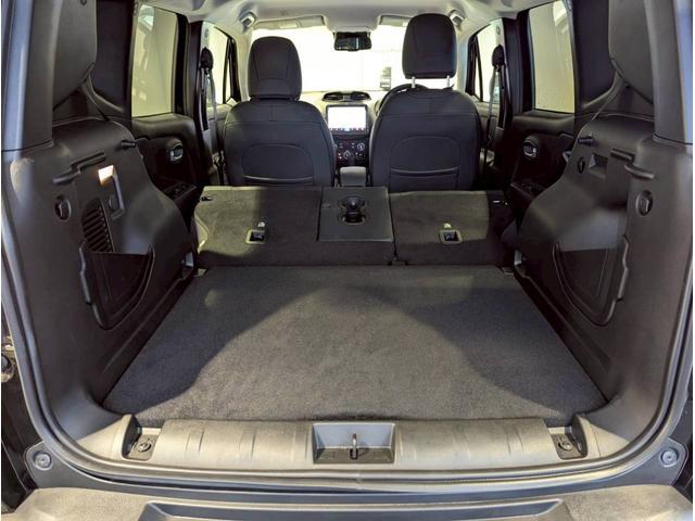 ジープ・レネゲード アルティテュード　ｅ－ハイブリッド　１２．１型純正ナビ／ＣａｒＰｌａｙ・ＡｎｄｒｏｉｄＡｕｔｏ対応／アクティブクルーズコントロール／ブラインドスポットモニター／ＥＴＣ２．０／バックモニター／ステアリングヒーター／前席パワーシートヒーター（15枚目）