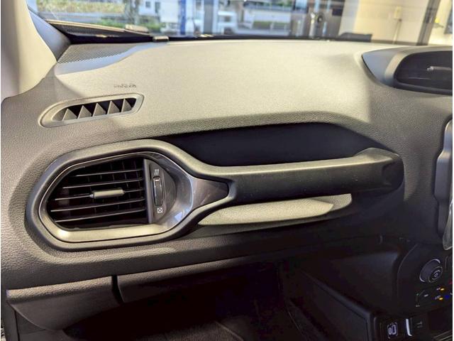 ジープ・レネゲード アルティテュード　ｅ－ハイブリッド　１２．１型純正ナビ／ＣａｒＰｌａｙ・ＡｎｄｒｏｉｄＡｕｔｏ対応／アクティブクルーズコントロール／ブラインドスポットモニター／ＥＴＣ２．０／バックモニター／ステアリングヒーター／前席パワーシートヒーター（20枚目）