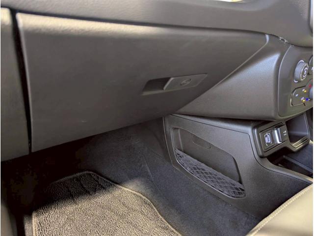 ジープ・レネゲード アルティテュード　ｅ－ハイブリッド　１２．１型純正ナビ／ＣａｒＰｌａｙ・ＡｎｄｒｏｉｄＡｕｔｏ対応／アクティブクルーズコントロール／ブラインドスポットモニター／ＥＴＣ２．０／バックモニター／ステアリングヒーター／前席パワーシートヒーター（21枚目）