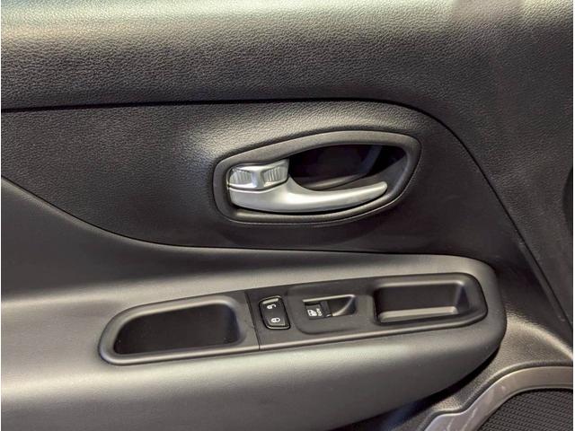 ジープ・レネゲード アルティテュード　ｅ－ハイブリッド　１２．１型純正ナビ／ＣａｒＰｌａｙ・ＡｎｄｒｏｉｄＡｕｔｏ対応／アクティブクルーズコントロール／ブラインドスポットモニター／ＥＴＣ２．０／バックモニター／ステアリングヒーター／前席パワーシートヒーター（53枚目）