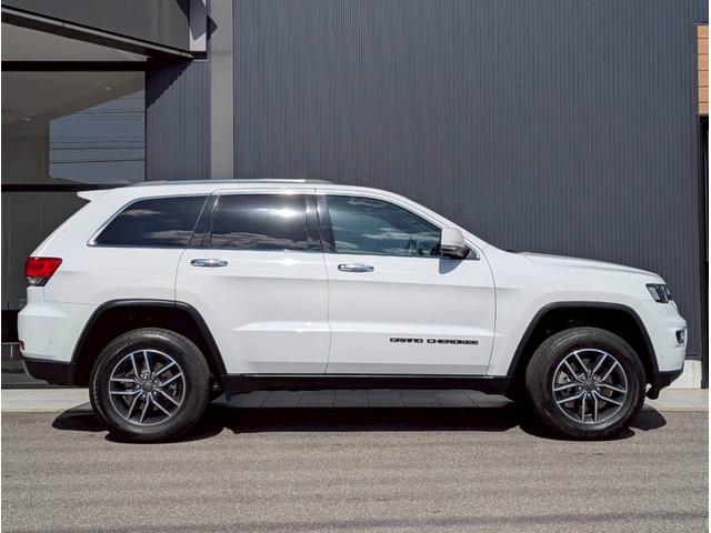 ジープ・グランドチェロキー リミテッド　エアサス／シートヒーター／アクティブクルーズコントロール／純正１８インチアルミ／純正Ｕコネクトナビ／フルセグＴＶ／カープレイ／革シート／ルーフレール／パワーシート／パワーバックドア／クリアランスソナー（5枚目）