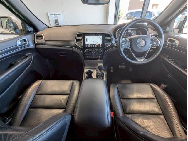 ジープ・グランドチェロキー リミテッド　エアサス／シートヒーター／アクティブクルーズコントロール／純正１８インチアルミ／純正Ｕコネクトナビ／フルセグＴＶ／カープレイ／革シート／ルーフレール／パワーシート／パワーバックドア／クリアランスソナー（12枚目）