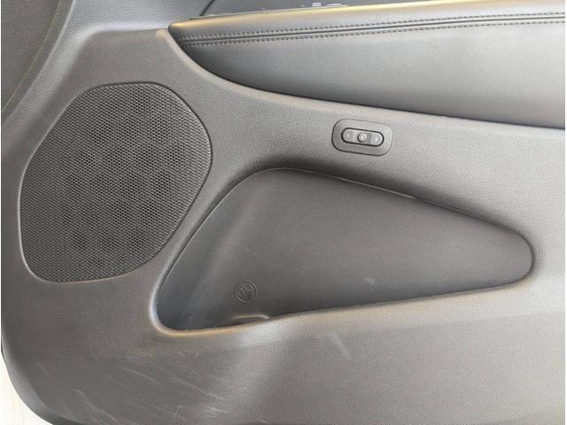 ジープ・グランドチェロキー リミテッド　エアサス／シートヒーター／アクティブクルーズコントロール／純正１８インチアルミ／純正Ｕコネクトナビ／フルセグＴＶ／カープレイ／革シート／ルーフレール／パワーシート／パワーバックドア／クリアランスソナー（16枚目）