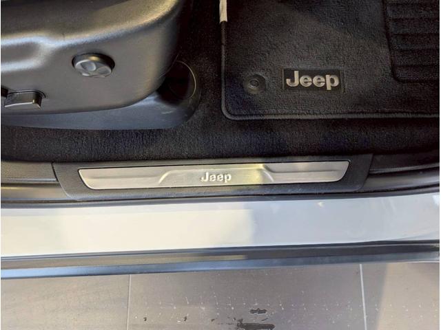 ジープ・グランドチェロキー リミテッド　エアサス／シートヒーター／アクティブクルーズコントロール／純正１８インチアルミ／純正Ｕコネクトナビ／フルセグＴＶ／カープレイ／革シート／ルーフレール／パワーシート／パワーバックドア／クリアランスソナー（17枚目）