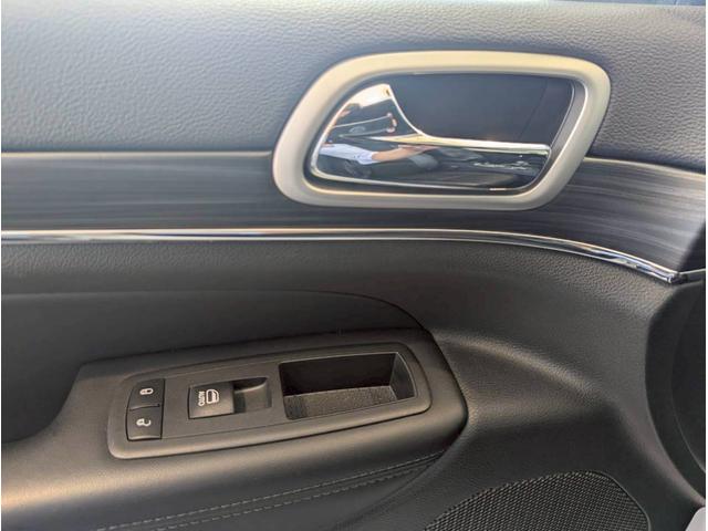 ジープ・グランドチェロキー リミテッド　エアサス／シートヒーター／アクティブクルーズコントロール／純正１８インチアルミ／純正Ｕコネクトナビ／フルセグＴＶ／カープレイ／革シート／ルーフレール／パワーシート／パワーバックドア／クリアランスソナー（49枚目）