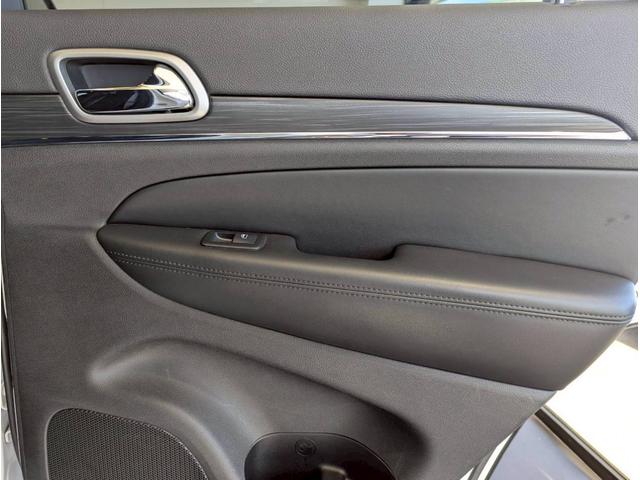 ジープ・グランドチェロキー リミテッド　エアサス／シートヒーター／アクティブクルーズコントロール／純正１８インチアルミ／純正Ｕコネクトナビ／フルセグＴＶ／カープレイ／革シート／ルーフレール／パワーシート／パワーバックドア／クリアランスソナー（56枚目）