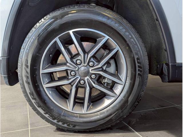 ジープ・グランドチェロキー リミテッド　エアサス／シートヒーター／アクティブクルーズコントロール／純正１８インチアルミ／純正Ｕコネクトナビ／フルセグＴＶ／カープレイ／革シート／ルーフレール／パワーシート／パワーバックドア／クリアランスソナー（77枚目）