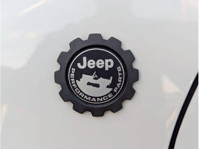 ジープ・レネゲード リミテッド シートヒーター/ステアリングヒーター/バックカメラ/ブラインドスポットモニター/LEDヘッドライト/ルーフレール/アクティブクルーズコントロール/革シート/ETC2.0/純正17インチアルミホイール(9枚目)