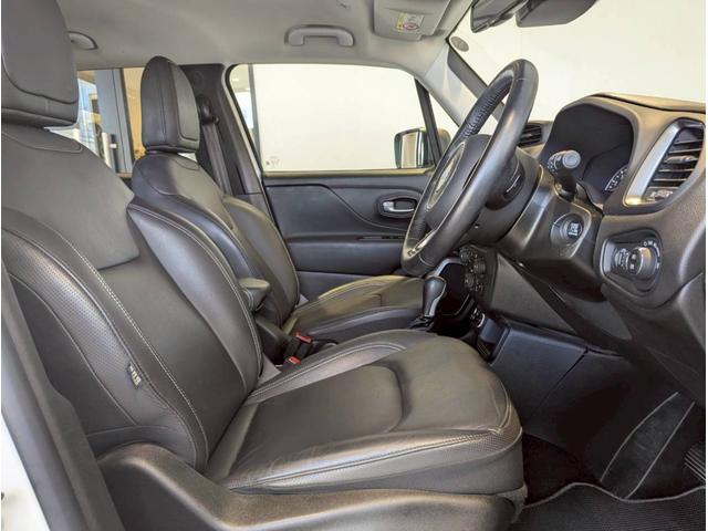 ジープ・レネゲード リミテッド シートヒーター/ステアリングヒーター/バックカメラ/ブラインドスポットモニター/LEDヘッドライト/ルーフレール/アクティブクルーズコントロール/革シート/ETC2.0/純正17インチアルミホイール(13枚目)