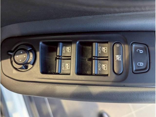 ジープ・レネゲード リミテッド シートヒーター/ステアリングヒーター/バックカメラ/ブラインドスポットモニター/LEDヘッドライト/ルーフレール/アクティブクルーズコントロール/革シート/ETC2.0/純正17インチアルミホイール(15枚目)