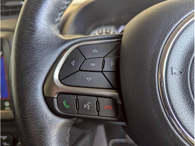 ジープ・レネゲード リミテッド シートヒーター/ステアリングヒーター/バックカメラ/ブラインドスポットモニター/LEDヘッドライト/ルーフレール/アクティブクルーズコントロール/革シート/ETC2.0/純正17インチアルミホイール(22枚目)