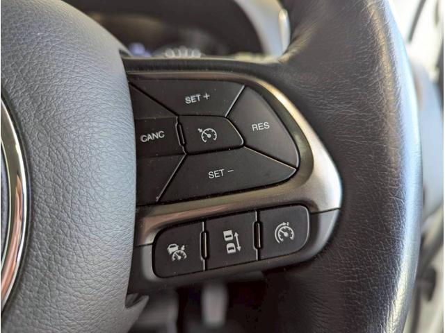 ジープ・レネゲード リミテッド シートヒーター/ステアリングヒーター/バックカメラ/ブラインドスポットモニター/LEDヘッドライト/ルーフレール/アクティブクルーズコントロール/革シート/ETC2.0/純正17インチアルミホイール(24枚目)