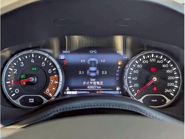 ジープ・レネゲード リミテッド シートヒーター/ステアリングヒーター/バックカメラ/ブラインドスポットモニター/LEDヘッドライト/ルーフレール/アクティブクルーズコントロール/革シート/ETC2.0/純正17インチアルミホイール(29枚目)
