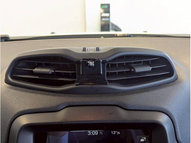 ジープ・レネゲード リミテッド シートヒーター/ステアリングヒーター/バックカメラ/ブラインドスポットモニター/LEDヘッドライト/ルーフレール/アクティブクルーズコントロール/革シート/ETC2.0/純正17インチアルミホイール(30枚目)