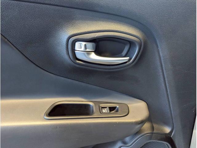 ジープ・レネゲード リミテッド シートヒーター/ステアリングヒーター/バックカメラ/ブラインドスポットモニター/LEDヘッドライト/ルーフレール/アクティブクルーズコントロール/革シート/ETC2.0/純正17インチアルミホイール(64枚目)